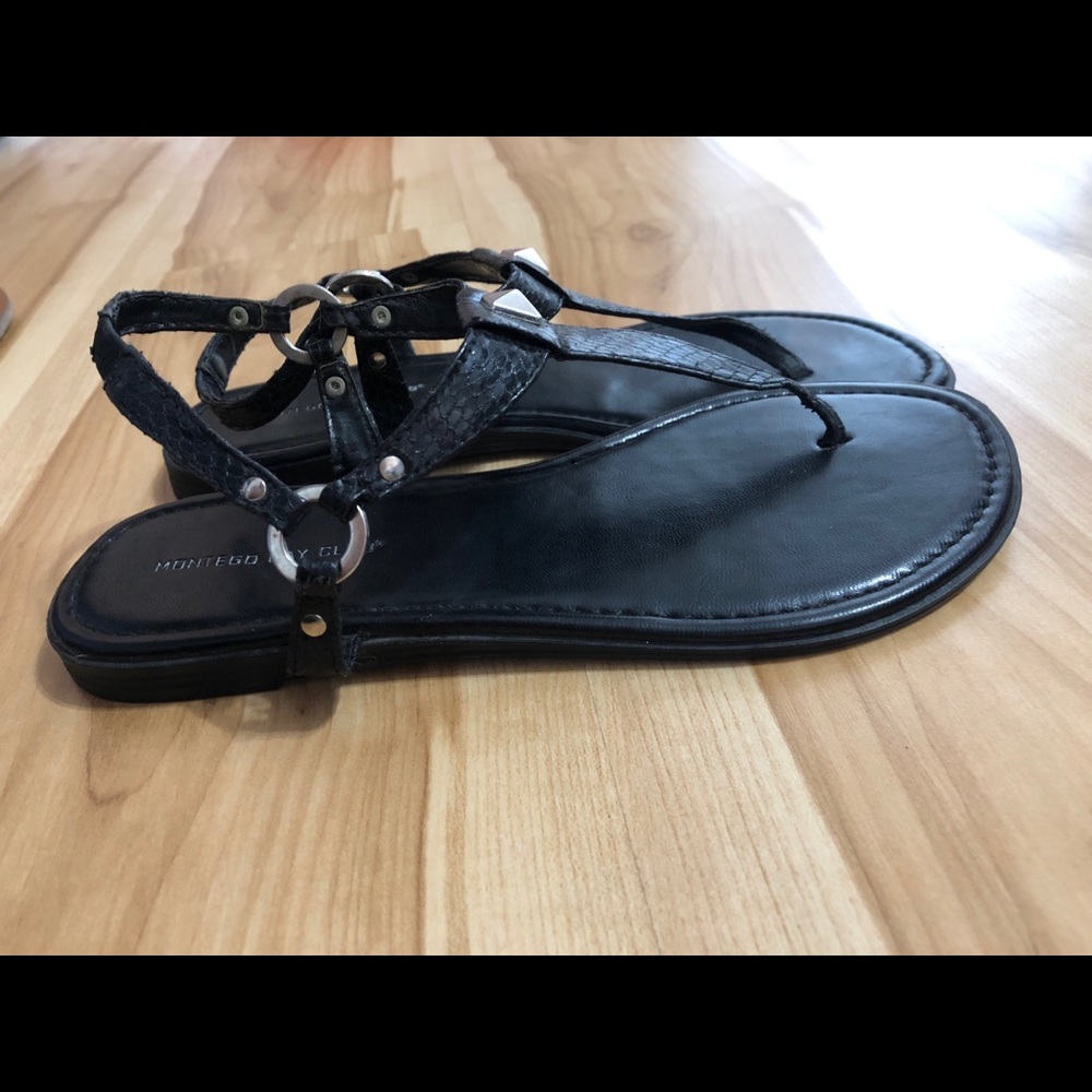 3/$30 ✨ Black strap sandals